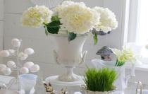 Thornhill Market Florist, urns and window sill decor, flower arrangements, hand tied bouquets, wedding and corporate florals, plants, floral design seminars, flowers in Thornhill and Toronto